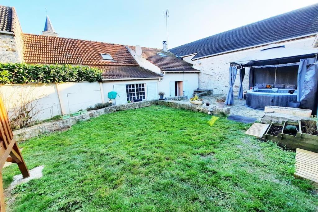 Villa Confortable Avec Jacuzzi A Chevannes Chevannes  Exteriör bild